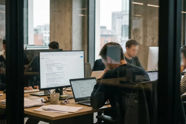 Google AI Overviews: colore link citazioni, rischio violazione WCAG