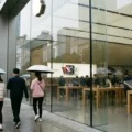 Apple taglia le commissioni in Cina: regalo agli sviluppatori o resa al regolatore?