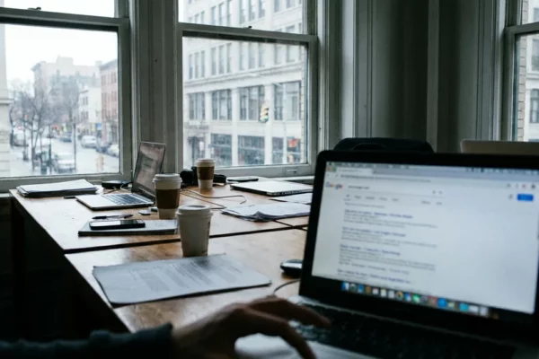 I truffatori usano il nome di un'azienda su Google Ads